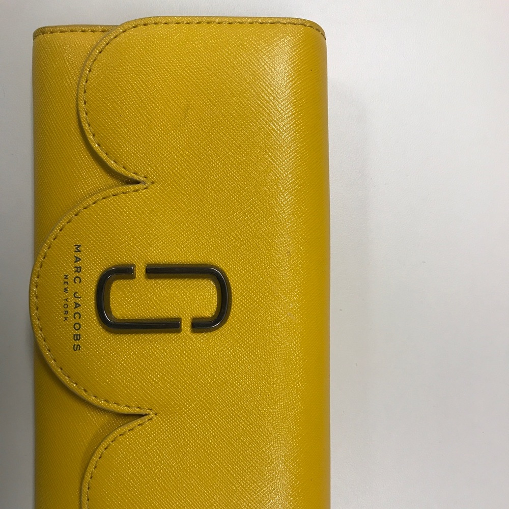 Marc Jacobs mustard yellow scalloped wallet